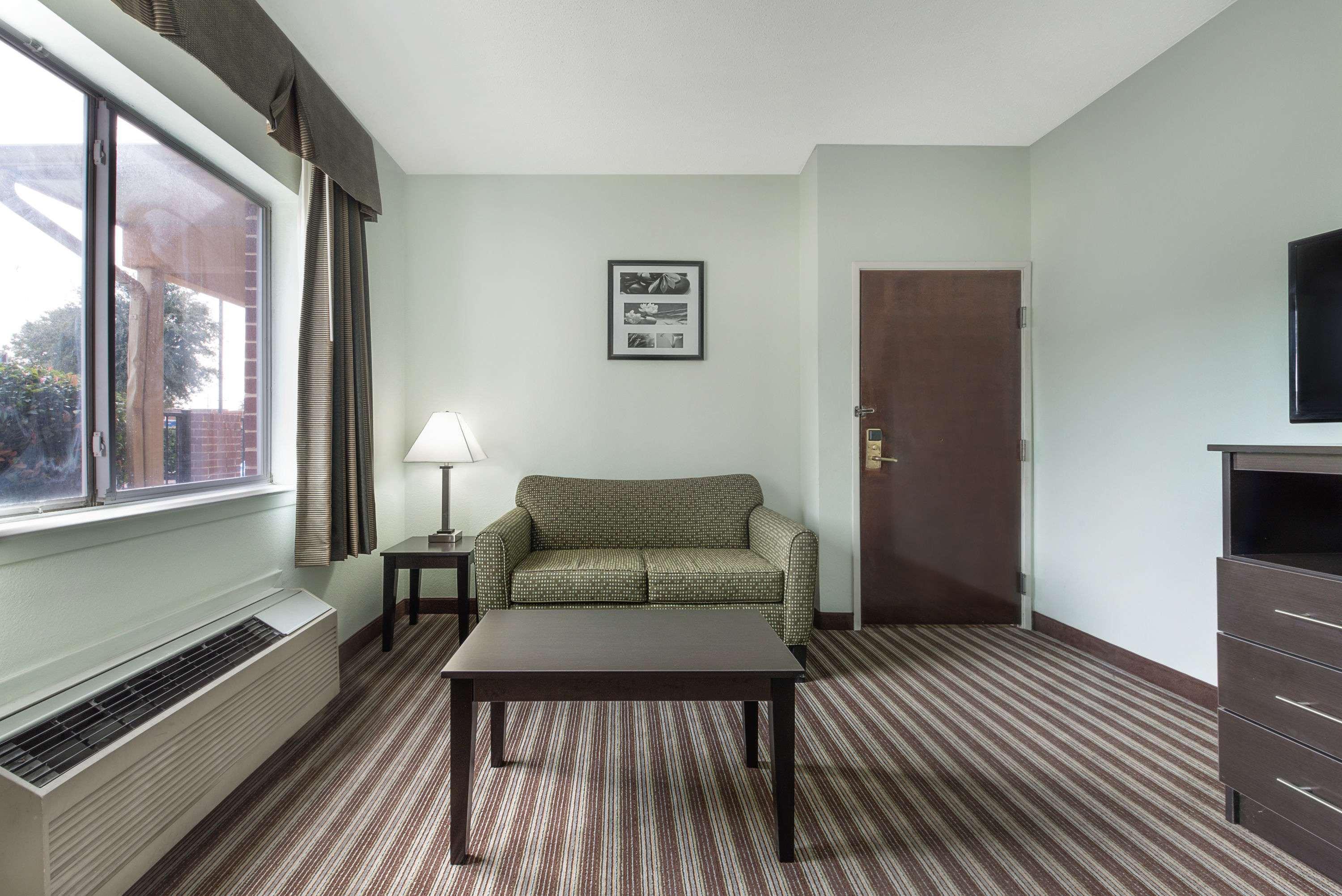 Days Inn & Suites By Wyndham Dallas Exteriér fotografie