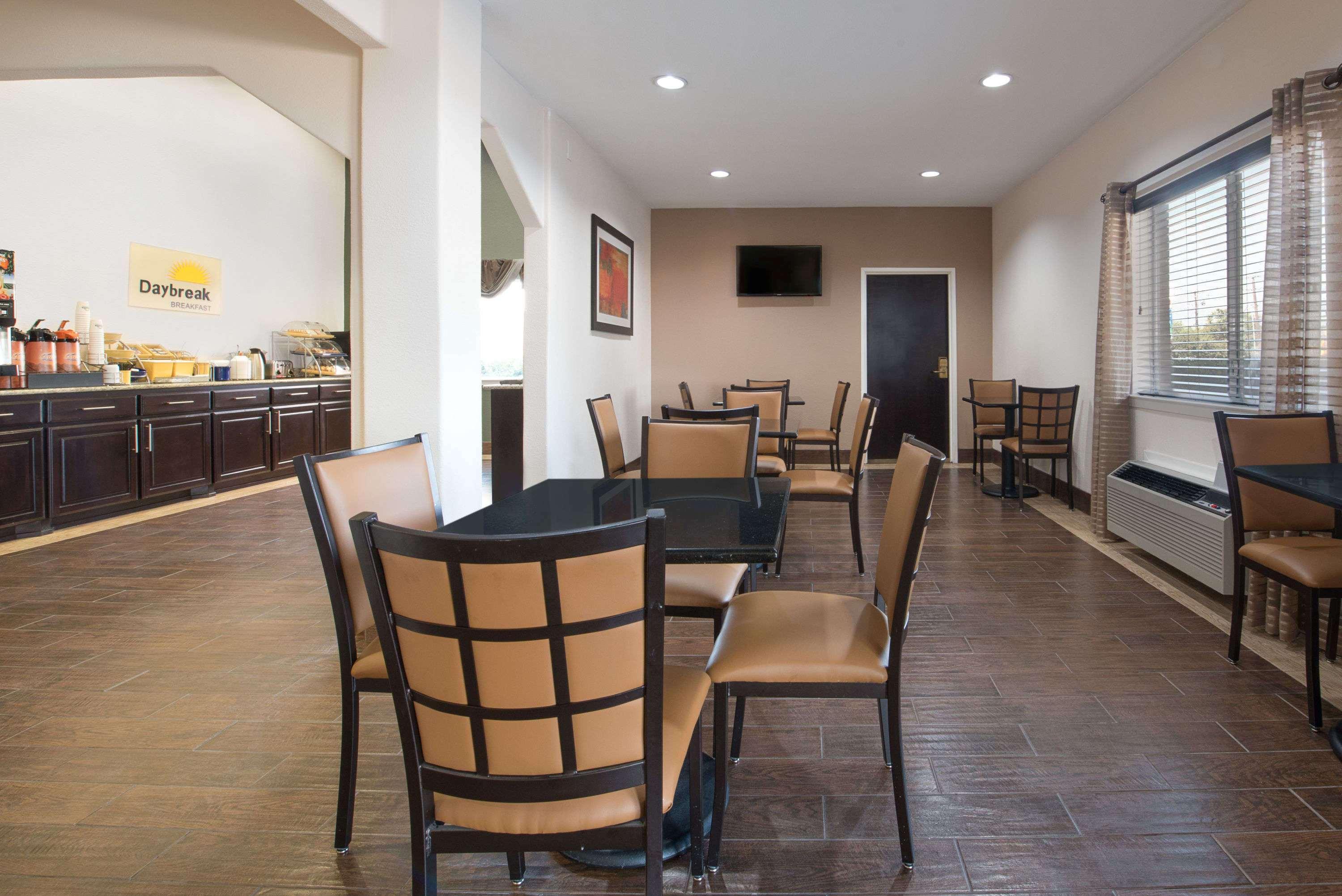 Days Inn & Suites By Wyndham Dallas Exteriér fotografie