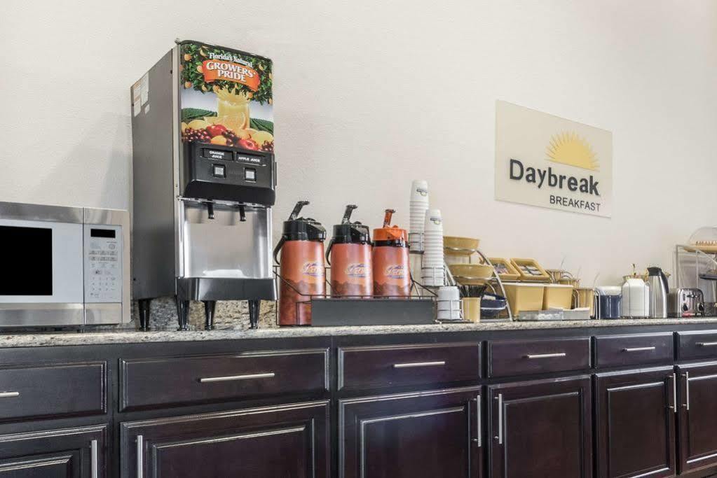 Days Inn & Suites By Wyndham Dallas Exteriér fotografie
